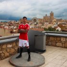 El jugador del Nàstic Óscar Sanz ha estat el model de la presentació del nou equipament del curs 2025/2026.