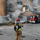 L'incendi que ha afectat uns baixos del carrer dels Munts de Torredembarra.