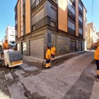Operaris duent a terme els treballs d'asfaltat d'un carrer de Valls.