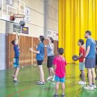 Participants del Casal Supera’t jugant a bàsquet a les instal·lacions del CN Reus Ploms.