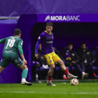 Juanda Fuentes encara un defensa de l'Arenteiro en el duel entre l'Andorra i els gallecs.