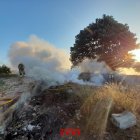 Dos bombers treballant en el foc de Masdenverge.