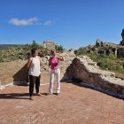 La presidenta de la Diputació i l’alcaldessa de Querol visitant el castell.