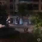 Un instant de la baralla entre quatre persones a Tarragona.