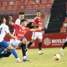 El davanter del Nàstic, Álex Jiménez durant una acció del duel de divendres amb el migcampista Wilfrid Kaptoum al costat.
