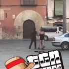 Un instant de la baralla entre tres persones a Tortosa.