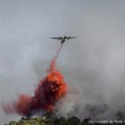 Els bombers de l'Aude treballant en l'incendi.