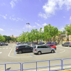 Imatge de la zona blava de davant la Biblioteca Xavier Amorós de Reus.