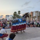 El nou vestuari inclou l’escut de Salou bordat en color cru o la silueta de la Torre Vella.