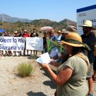 Un centenar de persones es concentren al pantà de Siurana en contra el transvasament d'aigua al de Riudecanyes.