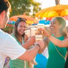 Imatge de diverses persones gaudint del Nomad Festival.