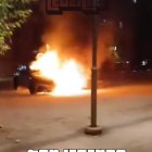 Un instant dels vehicles en flames.