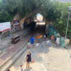 Tot i que el túnel porta tancat diversos dies, desenes de banyistes el creuen diàriament per anar a la platja.