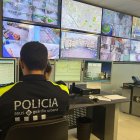 Fotografia d’arxiu d’un agent de la Guàrdia Urbana de Reus consultant les càmeres de videovigilància.