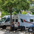 A la zona blava de davant de la Biblioteca Central Xavier Amorós hi ha places reservades per a caravanes, autocaravanes i càmpers.