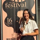 La directora d''Abril', Alexandra Iglesias, amb el premi.