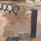 Imatge d'una de les fonts del passeig de les Cales plena de sorra.