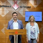 L'alcalde de Tortosa, Jordi Jordan, i la tinenta d'alcalde, Mar Lleixà, durant l'atenció als mitjans per a explicar la nova partida pressupostària.