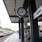 Un tren procedent de Sant Vicenç de Calders s'atura a l'estació de Calafell.
