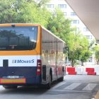 Un bus sortint de Sants en direcció El Vendrell
