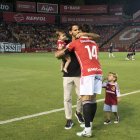 L’excapità del Nàstic, Joan Oriol, abraçant-se amb el nou capità, Óscar Sanz.
