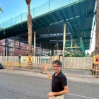 El portaveu popular, Mario García, davant les obres de la coberta de la pista.