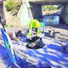 Operari de l’Empresa Mixta d’Aigües d’Altafulla durant la intervenció.