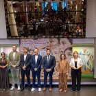 Noemí Llauradó, Berni Álvarez, Ernest Urtasun, Joan Negrié, Rubén Viñuales, Sònia Hernández i Raquel Sans, ahir al Teatre Tarragona en l’acte inaugural del FITT.