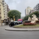 Imatge del cotxe accidentat, enfilat a la rotonda