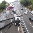 Imatge del camió accidentat a l'AP-7 a Tarragona i de la retenció.