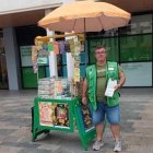 Els venedors i venedores de l’ONCE, com Manuel Lopera contribueixen a un model de joc responsable i solidari.