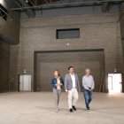 L'alcalde de Tortosa, Jordi Jordan i els regidors Mar Lleixà i Jaume Bel, mostrant la tercera sala de l'Auditori Felip Pedrell.