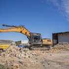Imatge dels treballs d’enderroc parcial de l’edifici de cotxeres al Parc de Bombers, el qual està ubicat al polígon Francolí.
