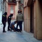 Agents dels Mossos d'Esquadra al carrer Flavià de Valls durant els escorcolls en un operatiu contra el tràfic de drogues.