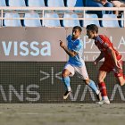 Álvaro García defensant l'extrem Ernesto Gómez.