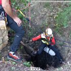 Imatge del gos sent rescatat pels Bombers