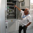 Equips dels nous variadors de freqùencia per bombar aigua amb menys consum energètic a l'estació del CAT de l'Ampolla.