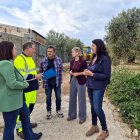 La presidenta de la Diputació Noemí Llauradó i l'alcaldessa de Mas de Barberans, Daniela Lleixà, visitant les obres dels camins afectats per les pluges.