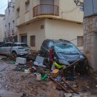 Vehicles arrossegats per les pluges a Godall.