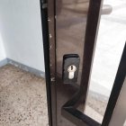 Imatge de la porta forçada pels lladres.