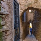 Imagen de la calle dels Jueus, la más estrecha de Cataluña, en Sarral.