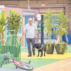 L'instructor Manuel de la Dehesa i el gos pigall Yudi, completant el circuit d'obstacles per entrenar l'animal.