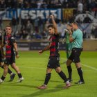 El jugador roig-i-negre Ricardo Vaz celebrant el primer gol del partit contra l’Europa.