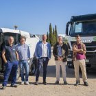 L’equip tècnic, el delegat de Prezero i l’equip de govern presenten la nova escombradora elèctrica i el nou camió bilatera