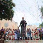 Imatge del moment final de l'espectacle inaugural de l'Any Gaudí fet a Riudoms