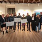 L'alcalde i la regidora de Cultura amb els guanyadors del certamen