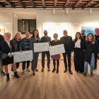 L'alcalde i la regidora de Cultura amb els guanyadors del certamen