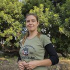 Fotografia de Marta Virgili Bosch, presidenta de l'Associació de Veïns Pedra Estela i Morts davant del Garrofer.