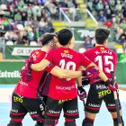 Els jugadors del Reus Deportiu celebrant un dels gols.