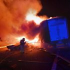 Els equips d'emergència treballant a l'AP-7 al punt de l'accident.